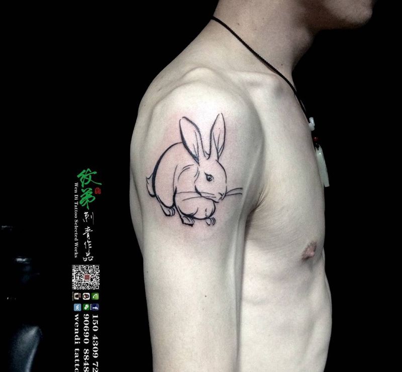 兔宝宝纹身图片_成品肩部传统清新动物纹身图案
