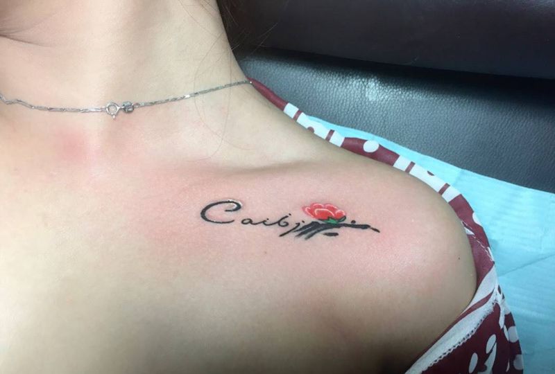 梅花英文纹身图片_肩部植物成品纹身图案