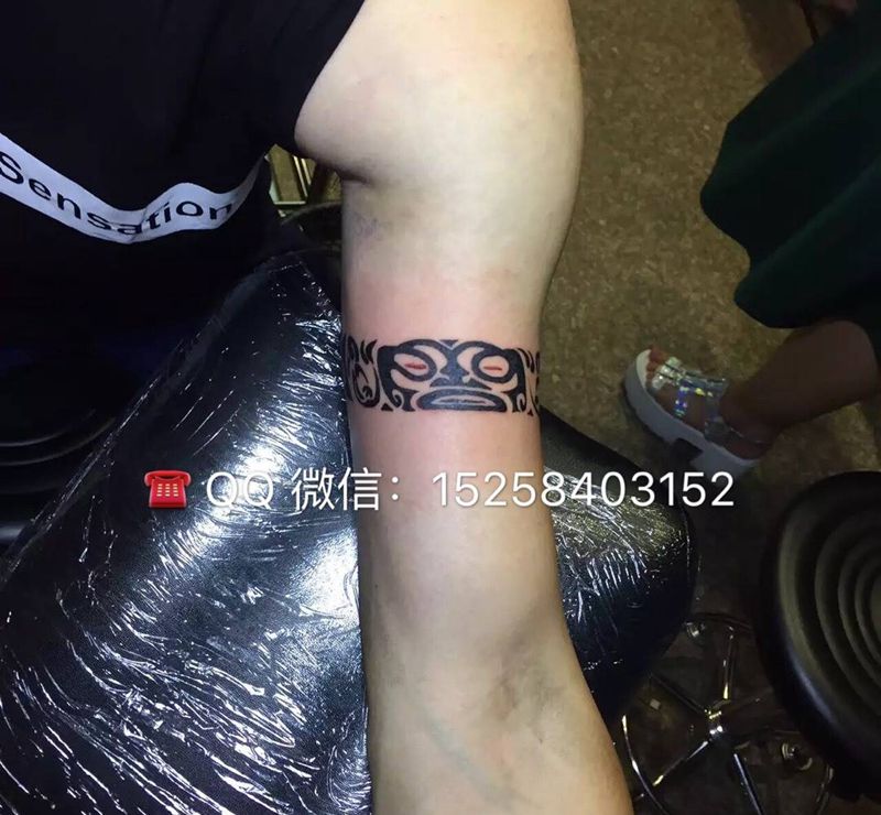 臂环纹身图片