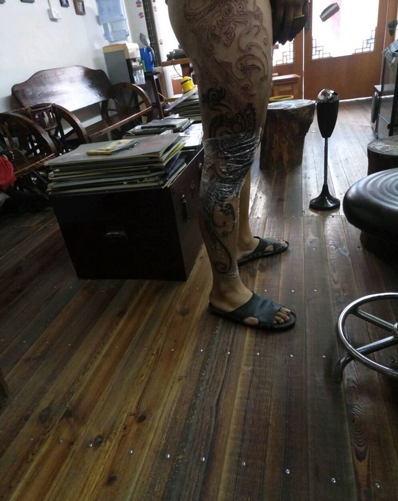 图腾花腿纹身图片