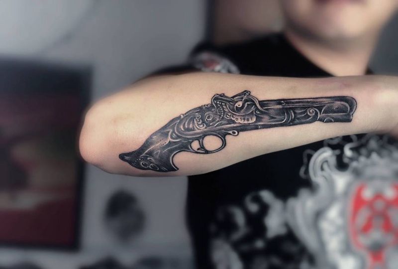 复古手枪纹身图片