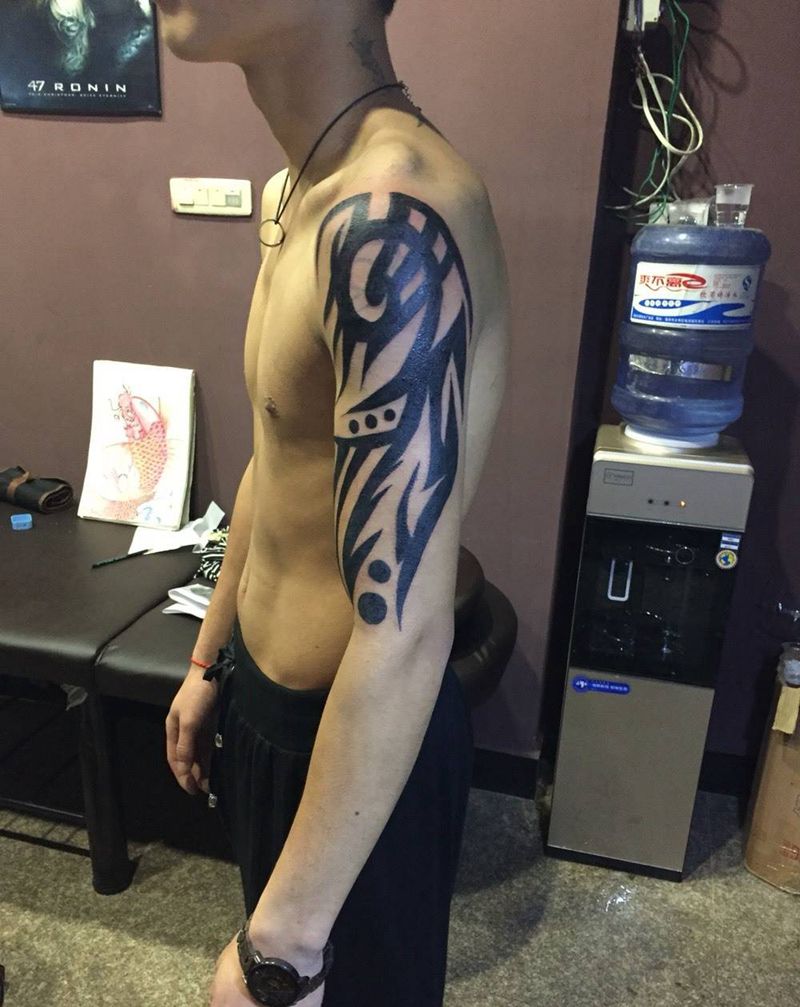 大臂图腾纹身图片