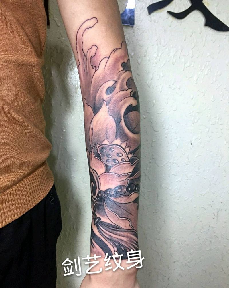 荷花包臂纹身图片