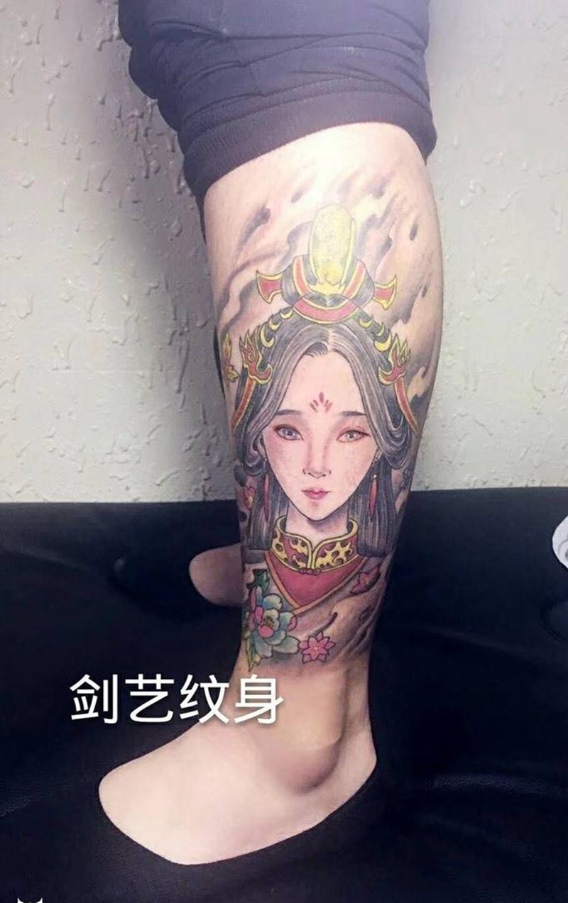 小腿彩色艺姬纹身图片