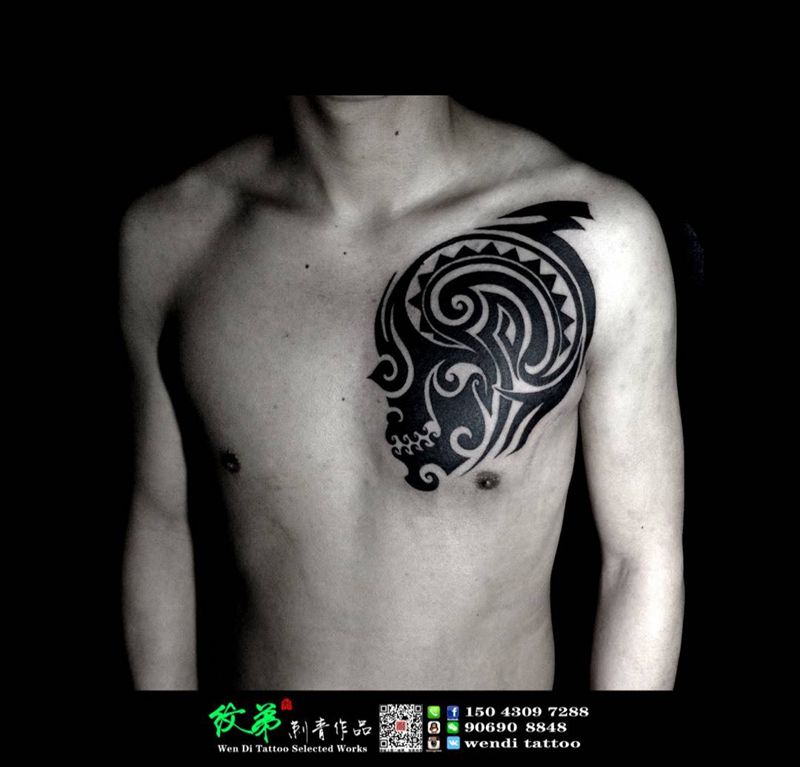 图腾半甲，第一次纹身图片_胸部肩部传统几何鬼神图腾纹身图案