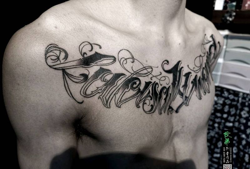 奇卡诺 花胸纹身图片_胸部花体字纹身图案