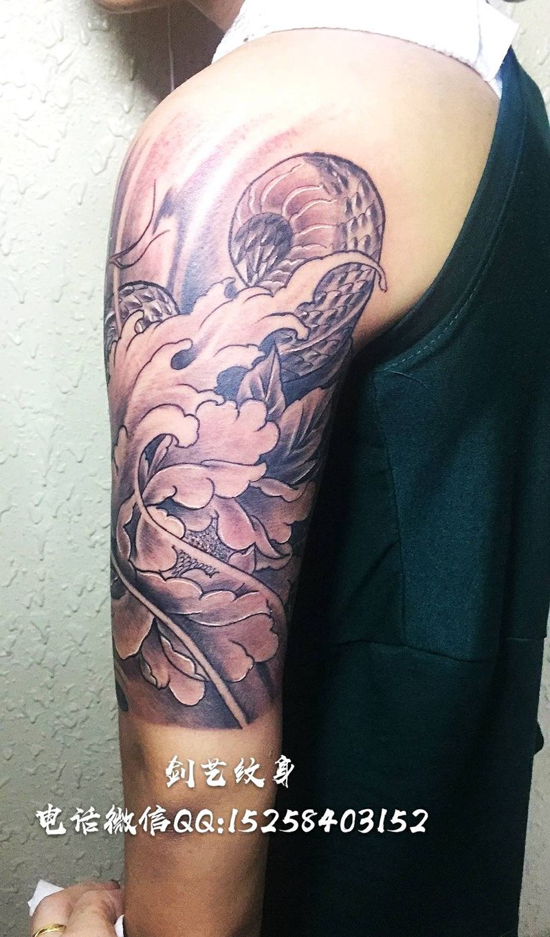 蛇牡丹遮盖字母纹身图片