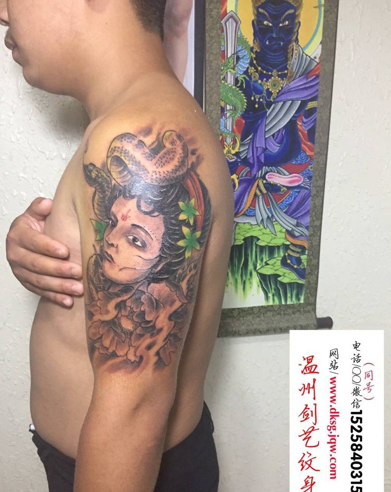 大臂蛇女纹身图片