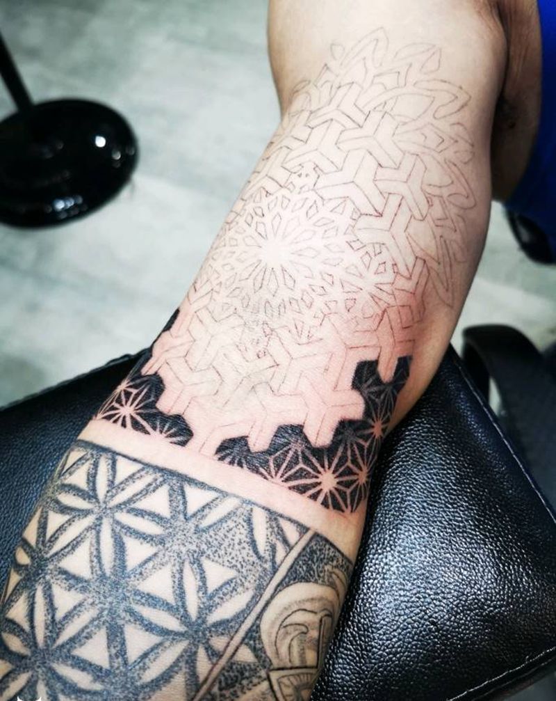 点刺花臂进行中纹身图片_手臂点刺纹身图案