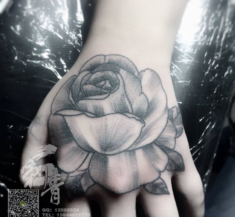 玫瑰花点刺纹身图片_成品手部欧美清新植物纹身图案