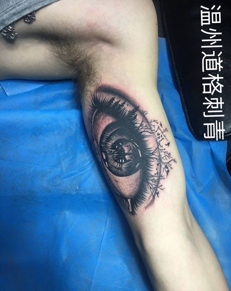 眼睛里的另一个世界纹身图片