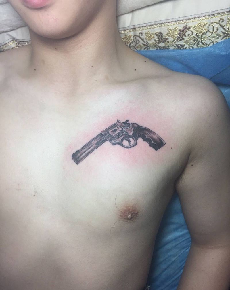 左轮枪纹身图片_成品胸部欧美传统纹身图案