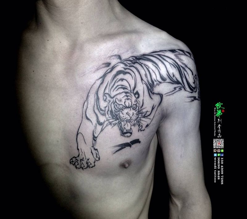 跨肩虎纹身图片_肩部胸部传统国画动物纹身图案