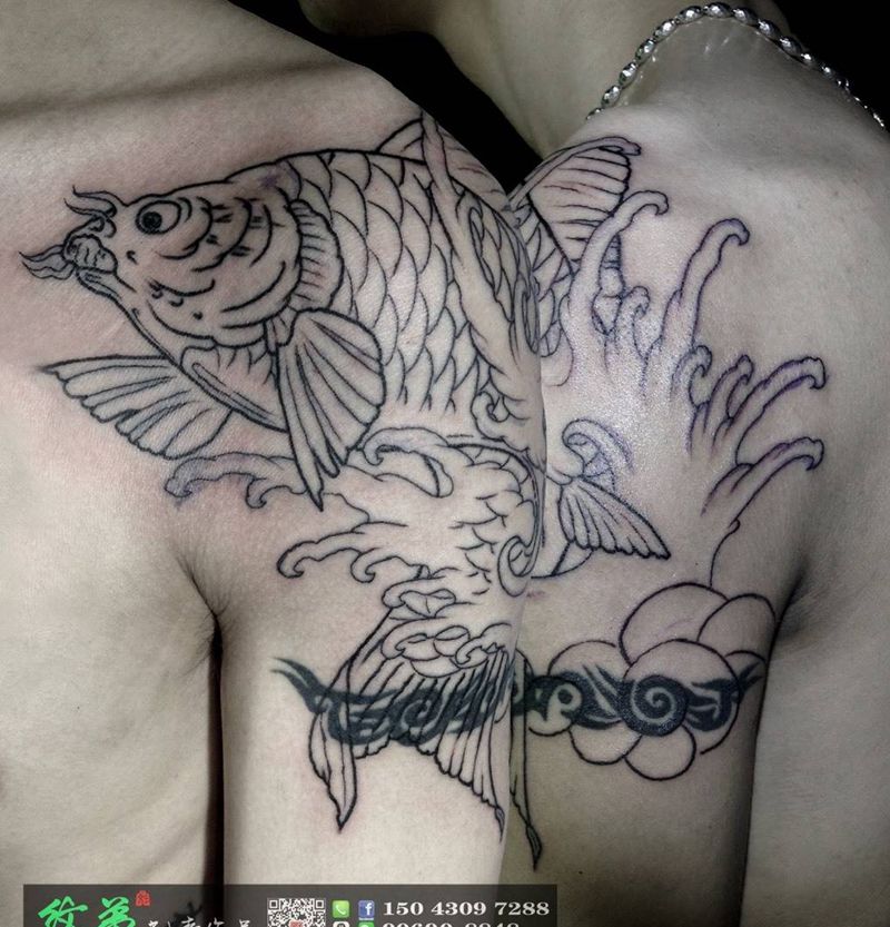 鲤鱼遮盖臂环。纹身图片_成品肩部手臂传统动物修改遮盖纹身图案