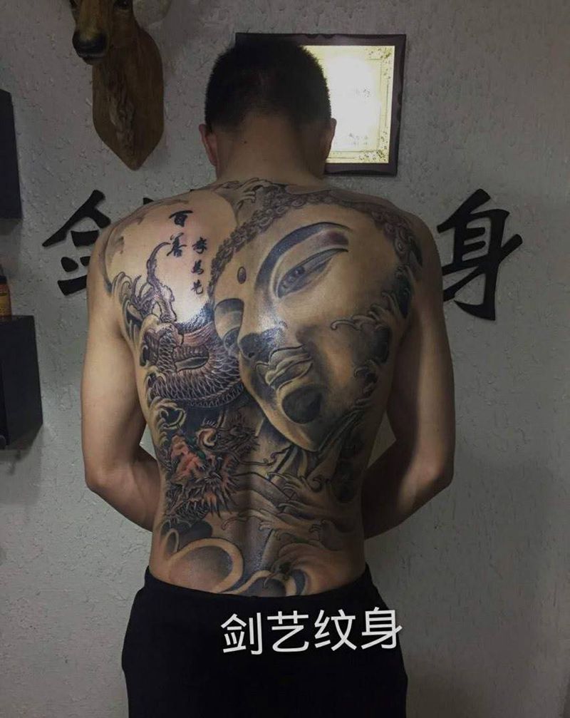 满背纹身图片