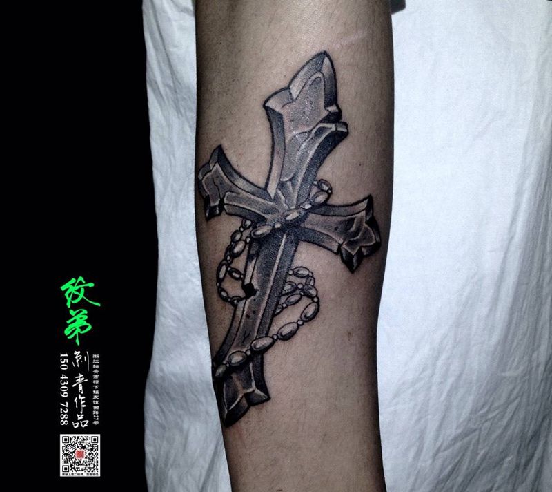 十字架纹身图片_成品手臂欧美写实宗教纹身图案