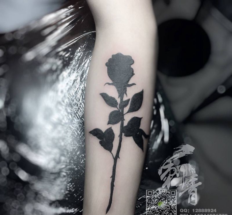 图腾玫瑰纹身图片
