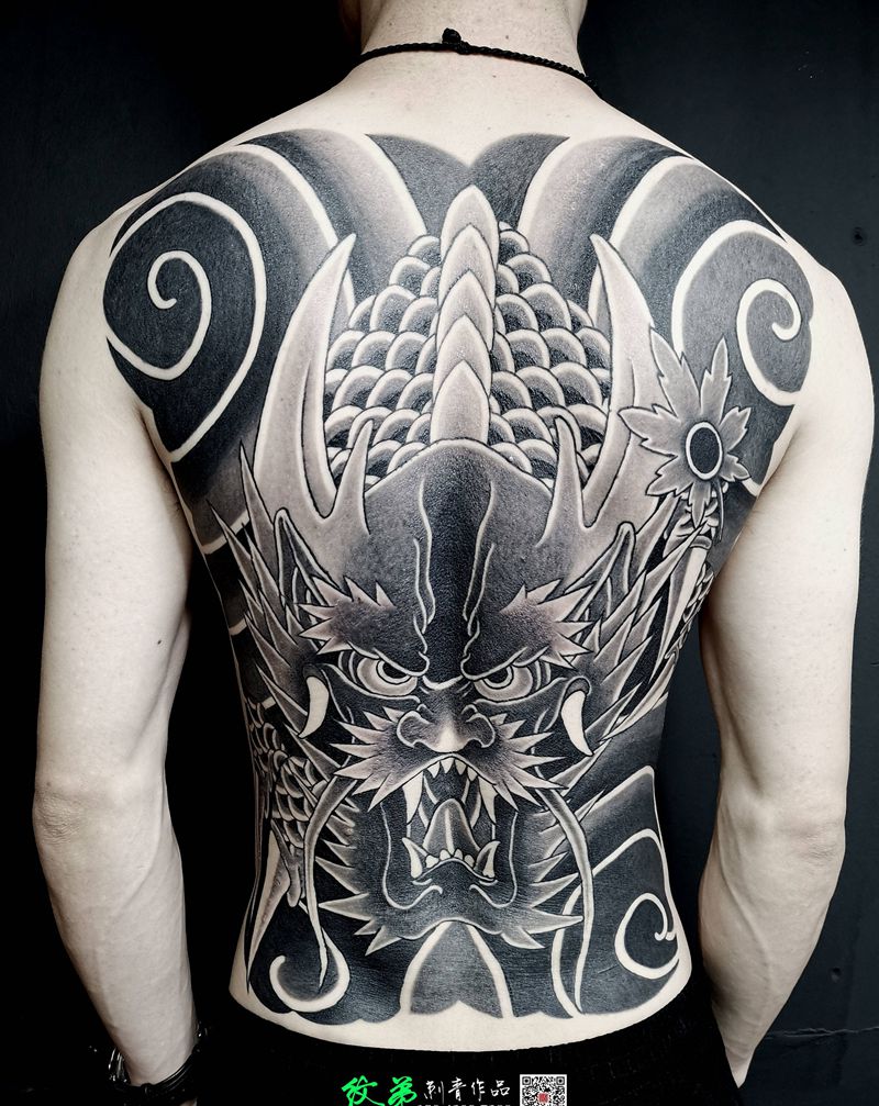 满背 老传统 龙头纹身图片_背部老传统纹身图案