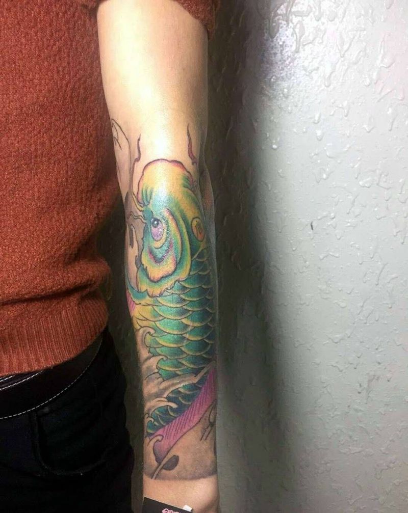 彩色鲤鱼遮盖老纹身纹身图片
