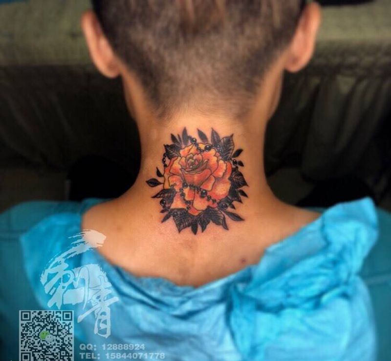 玫瑰纹身图片_颈部Old School欧美写实纹身图案