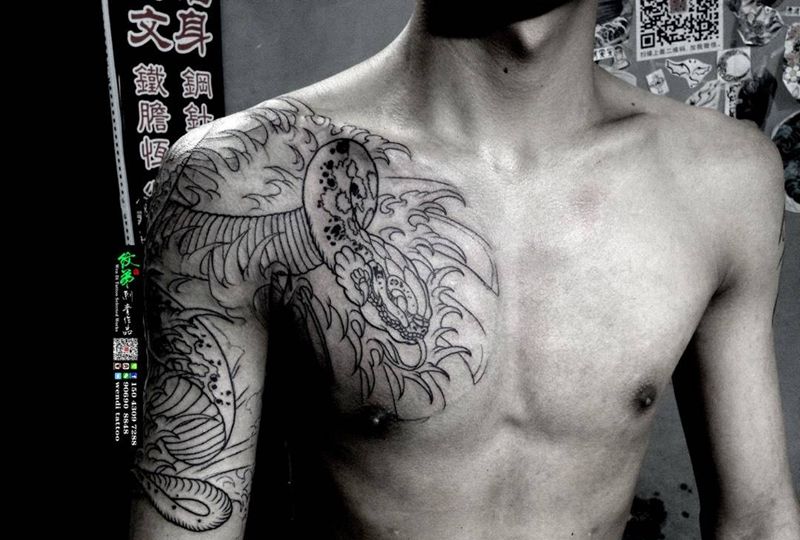 蛇  半甲 割线纹身图片_肩部手臂胸部传统动物纹身图案