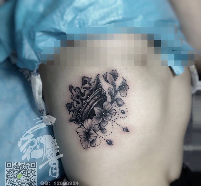 皇冠与花纹身图片_成品腰部腹部传统清新纹身图案