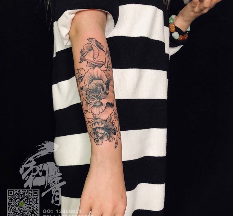 素花未完待续纹身图片_手臂点刺纹身图案
