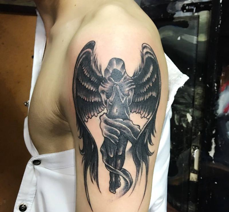 长翅膀的黑衣人纹身图片