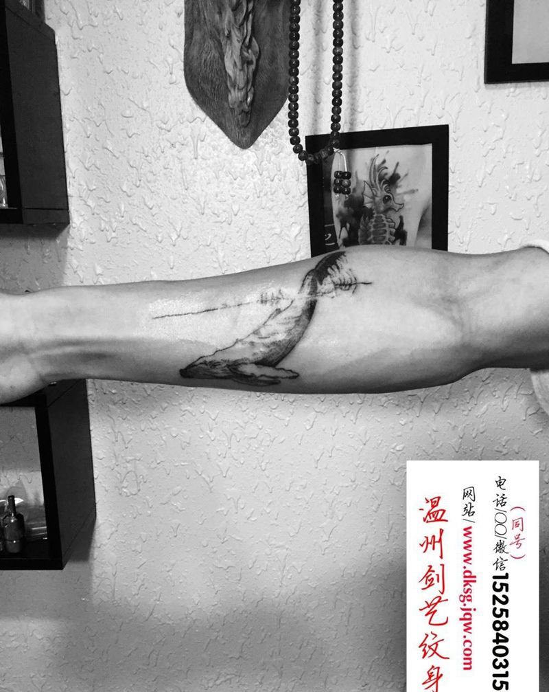 点刺写意风格小鲸鱼纹身图片