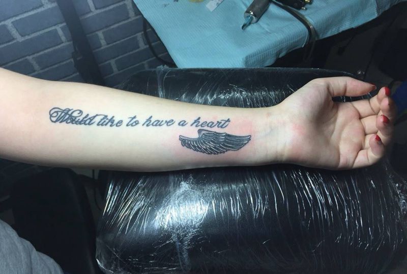 翅膀遮盖英文纹身图片