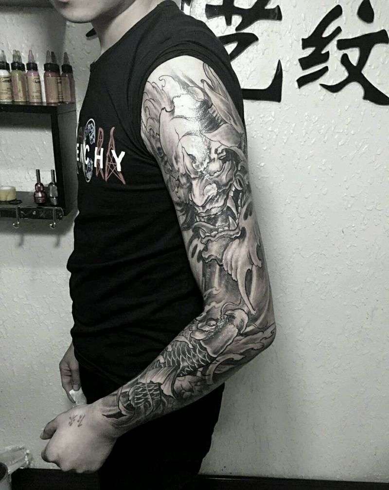 黑灰花臂 大臂遮盖疤痕纹身图片