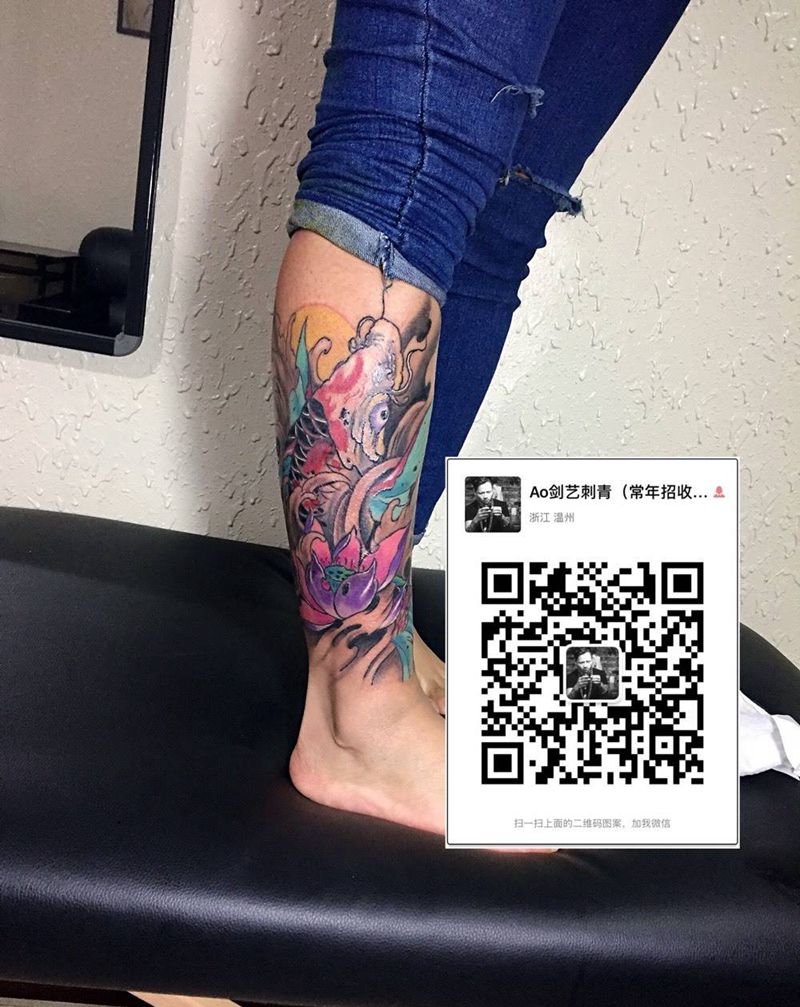 小腿彩色鲤鱼纹身图片