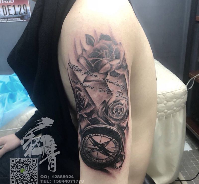 指南针与花纹身图片_手臂欧美写实纹身图案