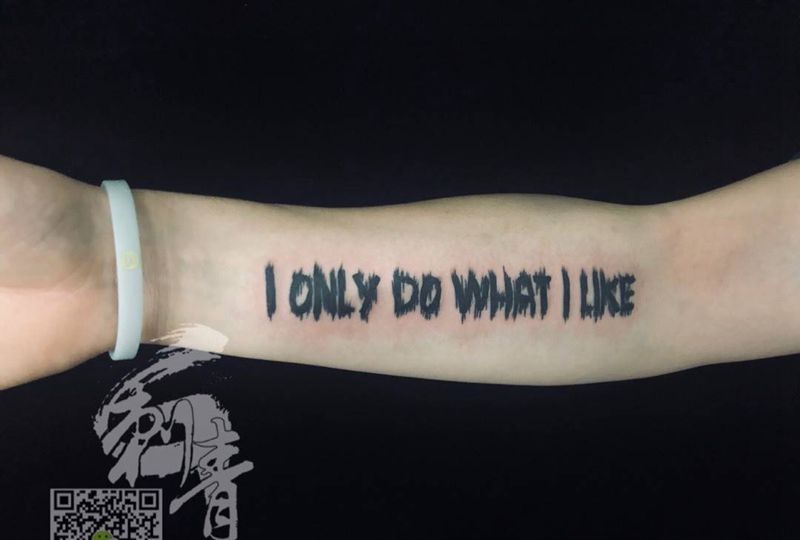 英文纹身图片_手臂Old School花体字纹身图案