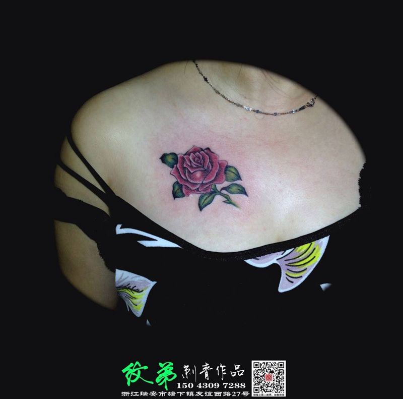 玫瑰两枚纹身图片_成品胸部背部清新欧美植物纹身图案