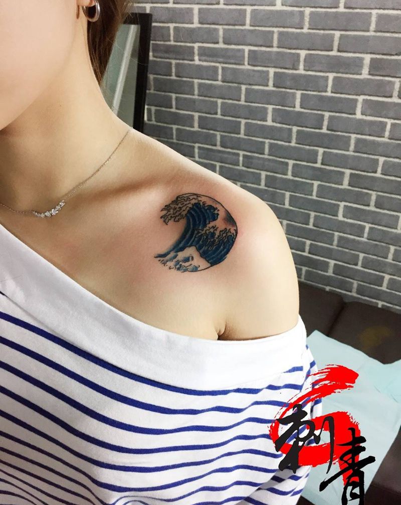 浪花、拍的很暗纹身图片_成品肩部写实纹身图案