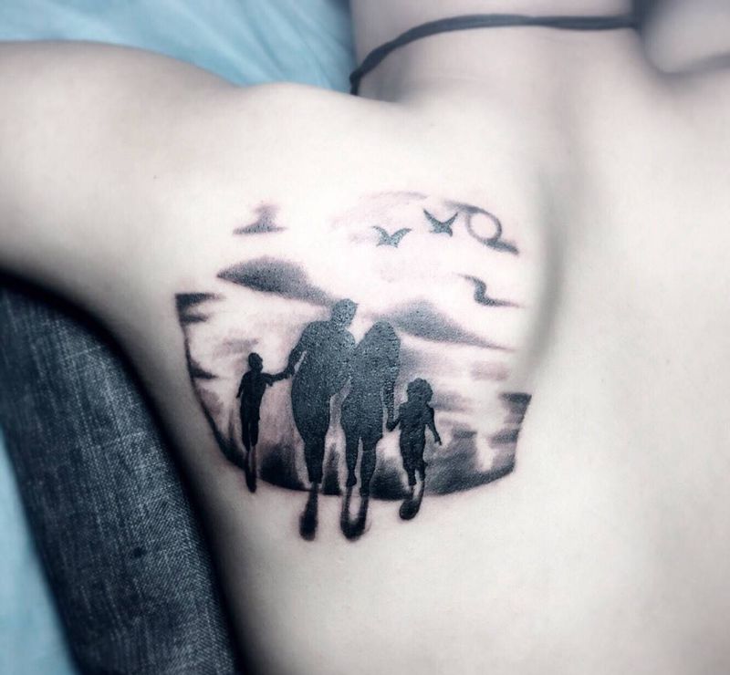 一家人纹身图片_成品肩部传统欧美写实清新人物纹身图案