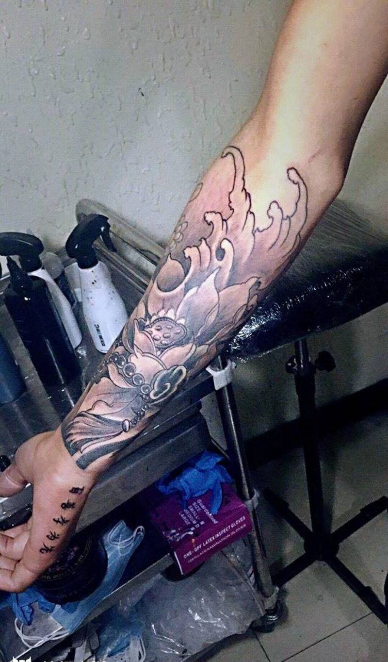 内侧荷花纹身图片