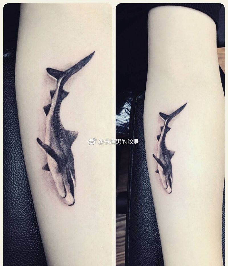 鲨鱼纹身图片_手部欧美写实纹身图案