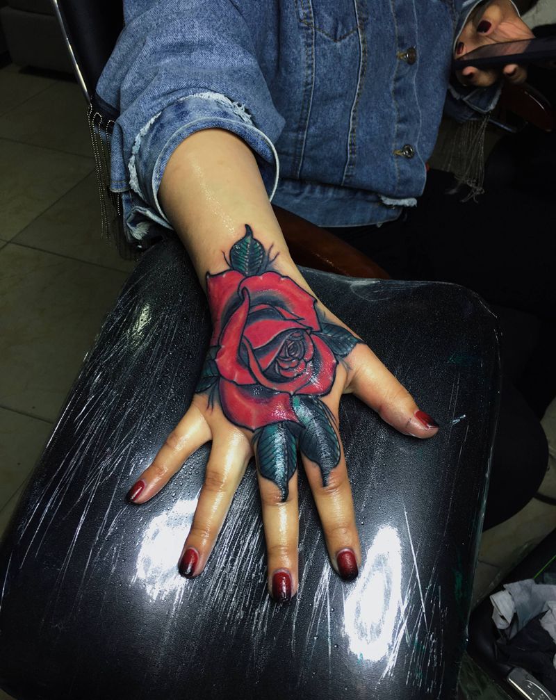 欧美风玫瑰花纹身图片_手部New School新传统纹身图案
