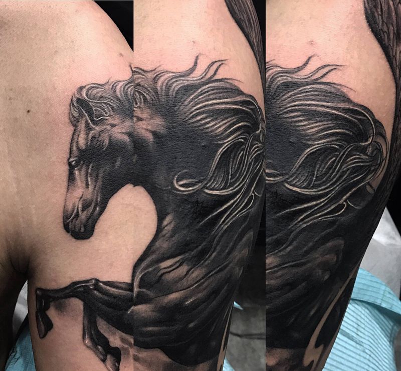 黑马纹身图片_手臂欧美写实马黑马写实纹身图案