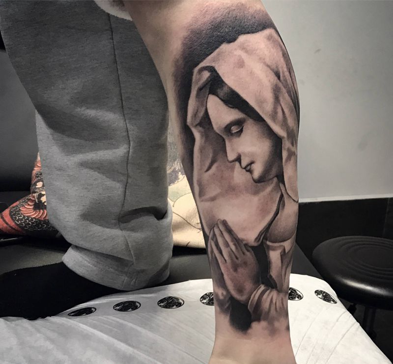 圣母玛利亚纹身图片_腿部欧美写实圣母玛利亚祈祷素描纹身图案