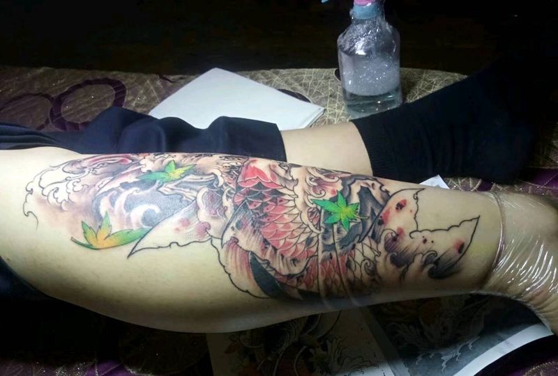 纹锦鲤，招好运纹身图片_腿部新传统纹身图案