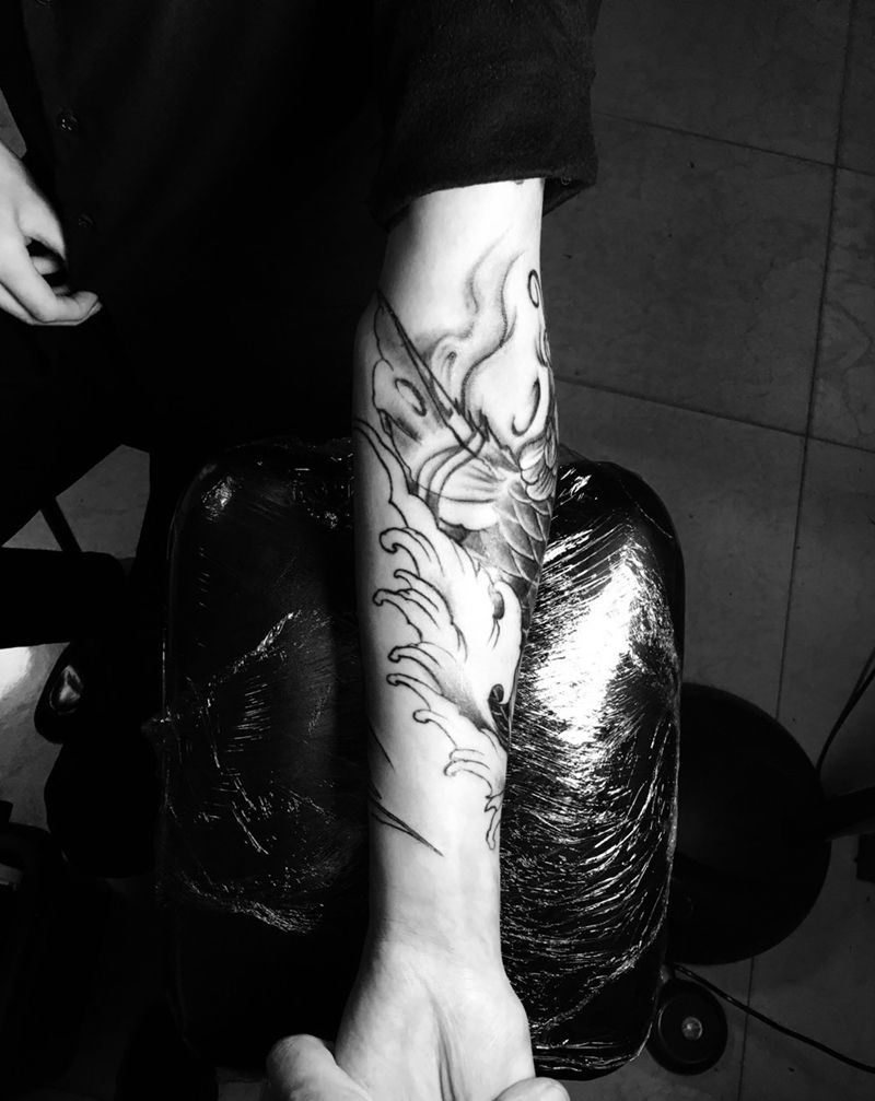 东方新传统锦鲤包小臂纹身图片