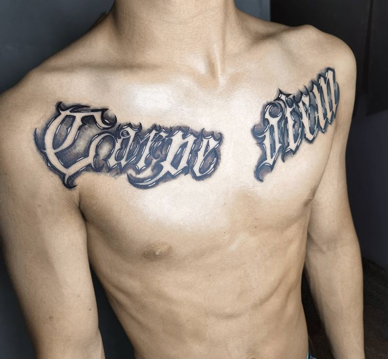 花体字纹身图片_胸部肩部图腾点刺花体镂空纹身图案