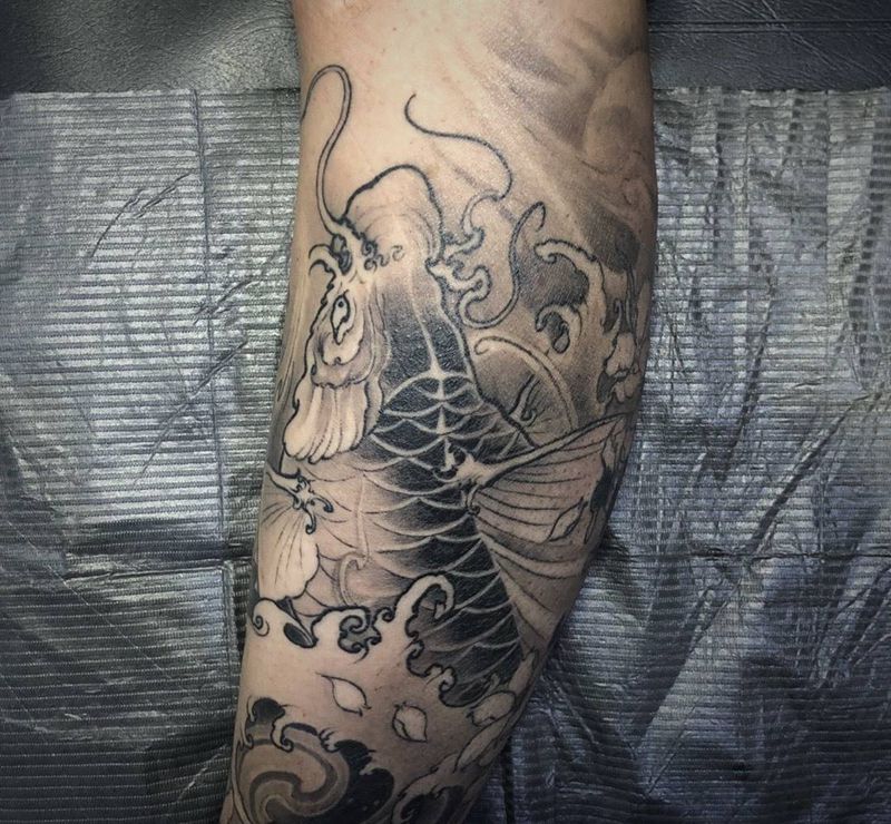 包小腿纹身图片_腿部新传统鲤鱼新传统鲤鱼纹身图案