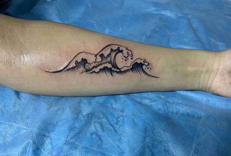 水浪纹身图片_手臂点刺纹身图案