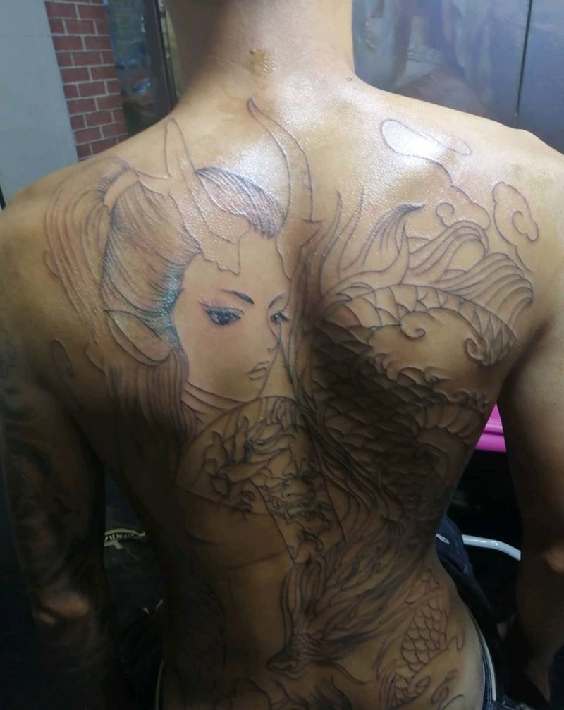 满背线条纹身图片_背部新传统纹身图案