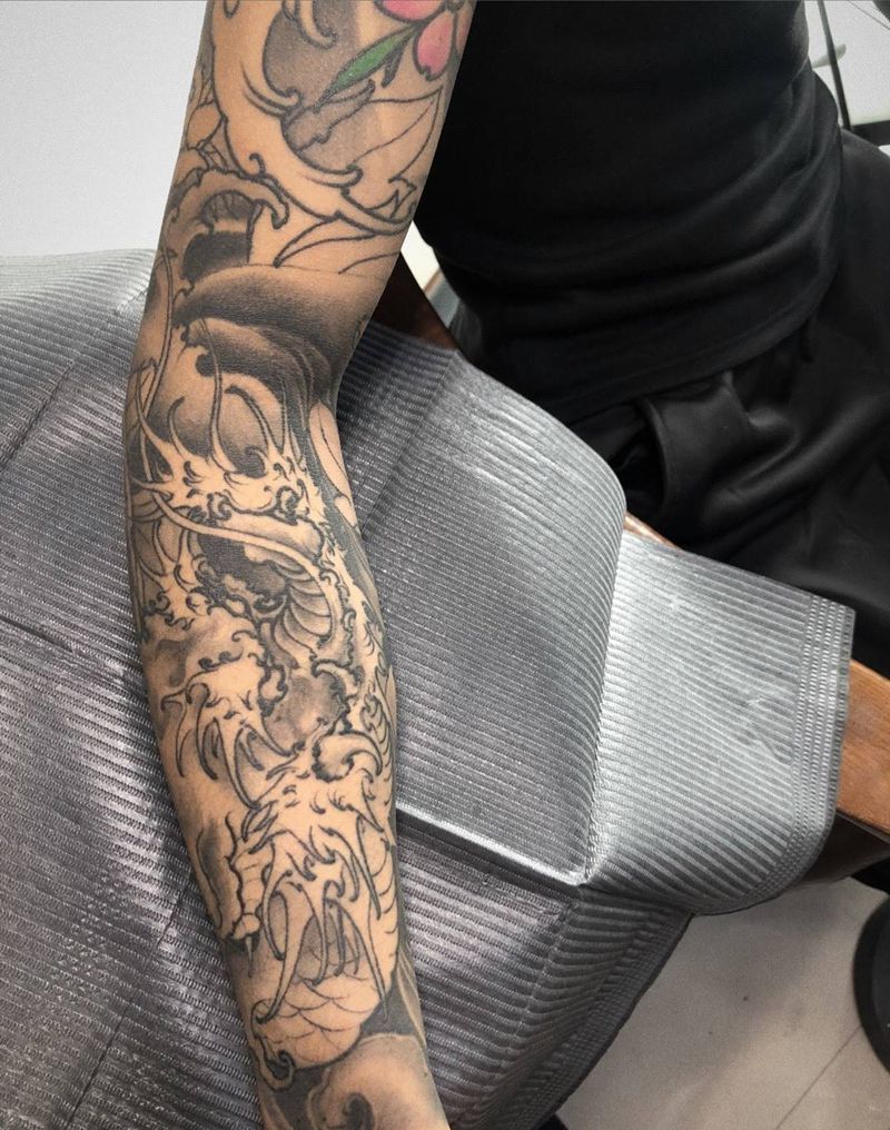 花臂纹身图片_手臂新传统龙龙花臂纹身图案