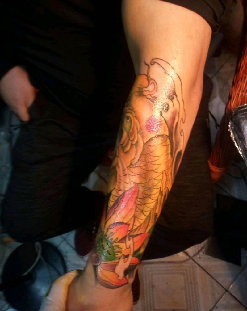 小鲤鱼纹身图片_手臂新传统纹身图案